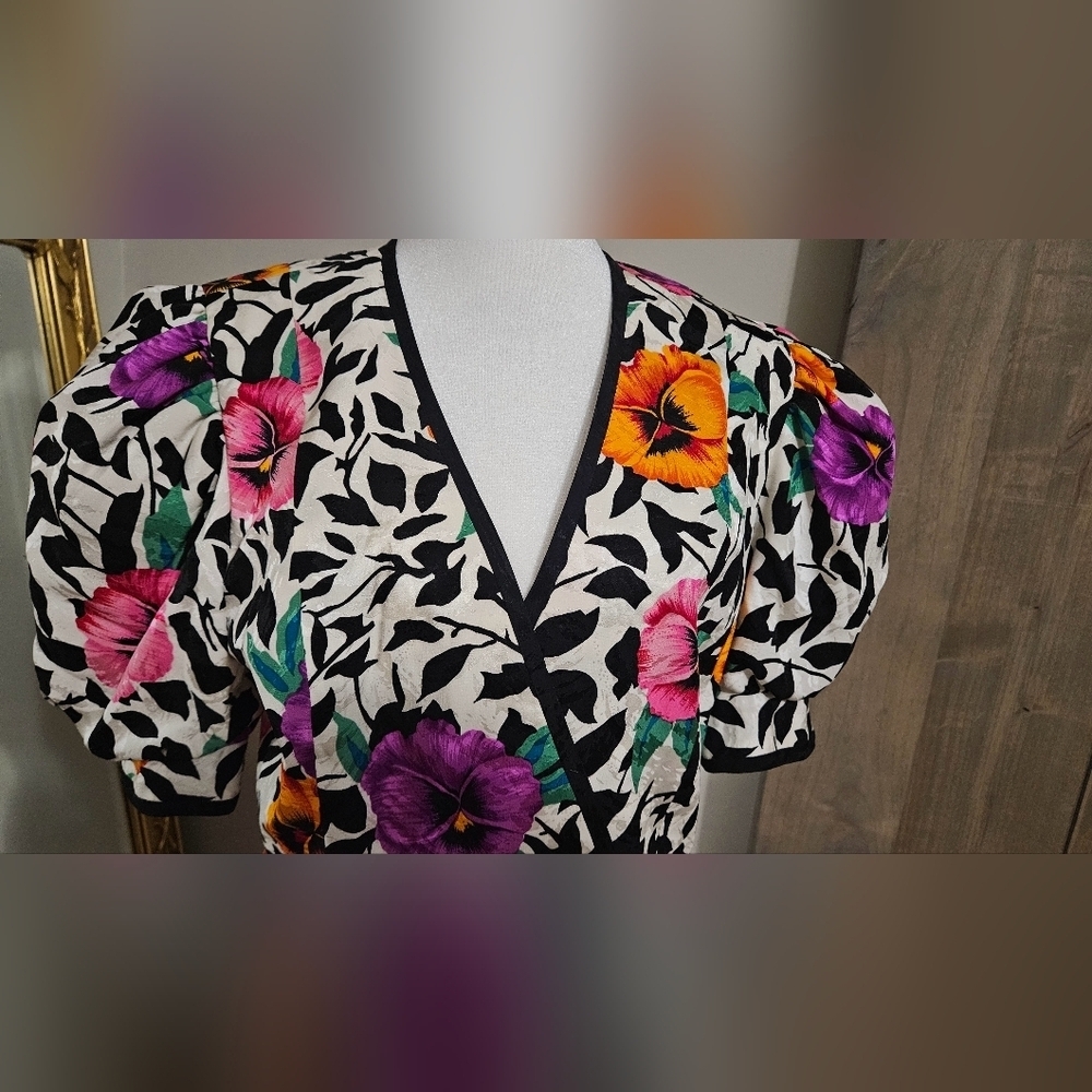 Vintage A.J. Bari Petites 100% Silk Floral Blouse–Puff Sleeve Wrap Style Top. 10 - Picture 6 of 16